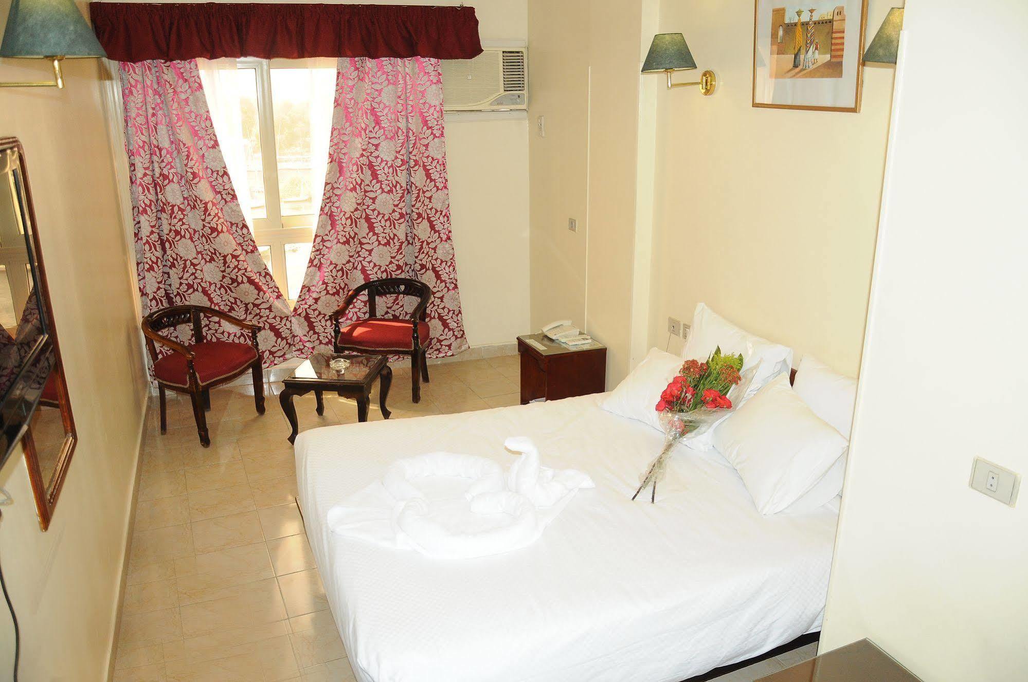 Nile Hotel Aswan Bagian luar foto